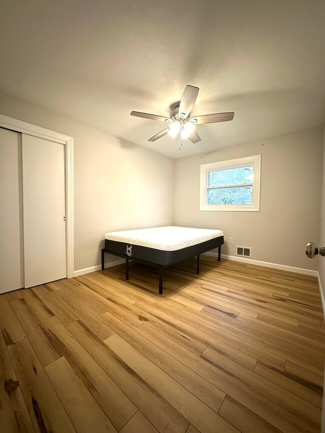 Building Photo - 305 Magnolia Dr