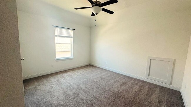 Building Photo - 813 Palamos Dr