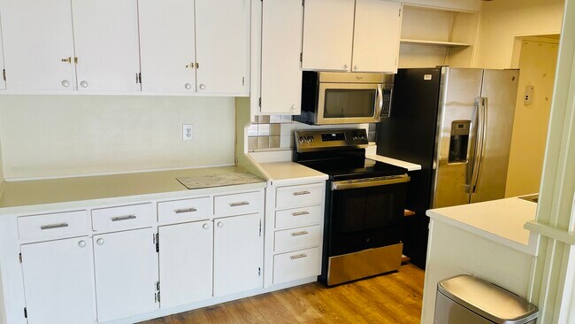 Building Photo - 960 Shorepoint Ct