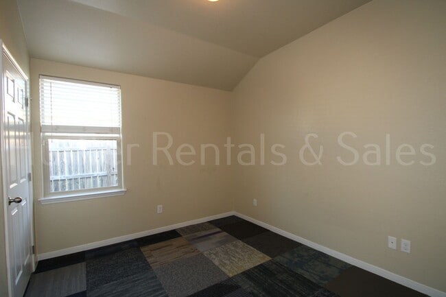 Building Photo - Beautiful 3 Bedroom Duplex