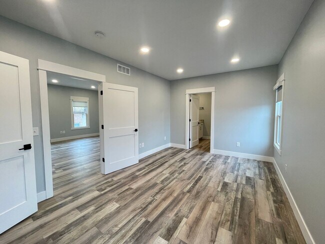 Building Photo - Beautiful One Bedroom in Cherry Hill - All Utilities Including WiFi are included!
