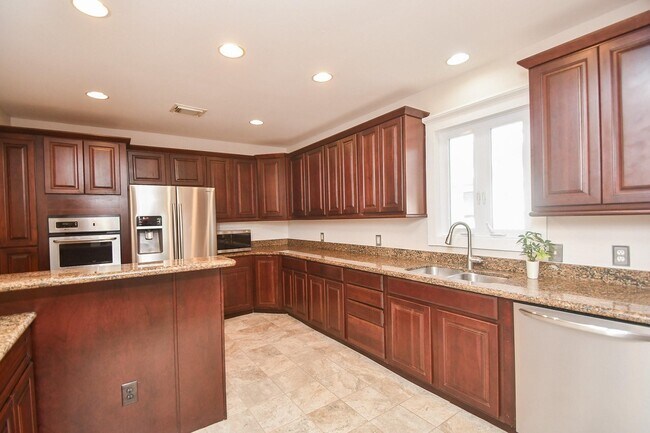 Building Photo - 4625 Pineridge St