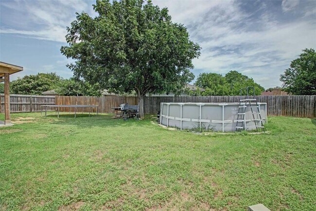 Building Photo - Welcome to this inviting 3-bedroom, 2-bath...