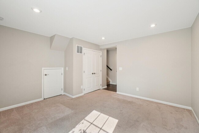 Building Photo - 202 N Sydney Ct