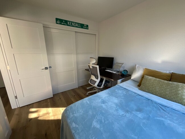 Building Photo - Stunning Townhouse in Ballard