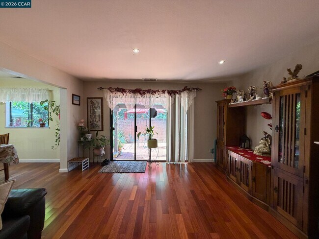 Building Photo - 6 Basin Ct