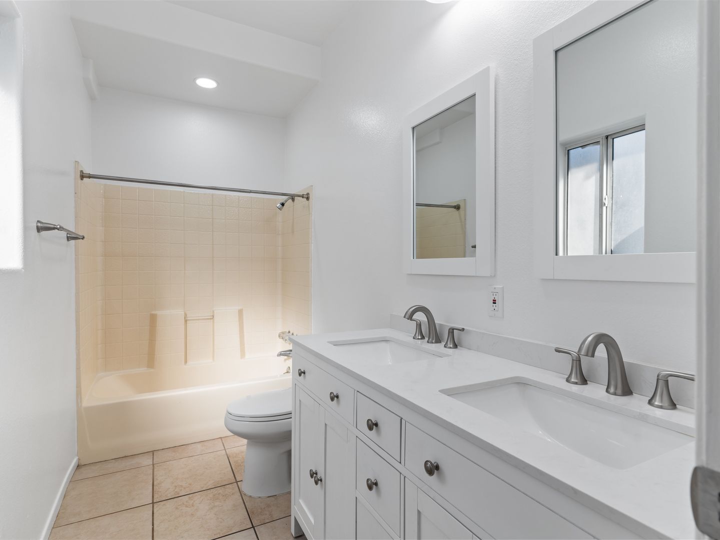 Building Photo - 1116 E 1st St