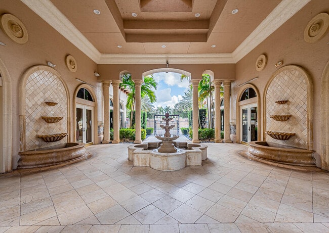 Building Photo - 10513 Versailles Blvd