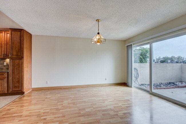 Building Photo - Resort-style amenities in a highly desirab...
