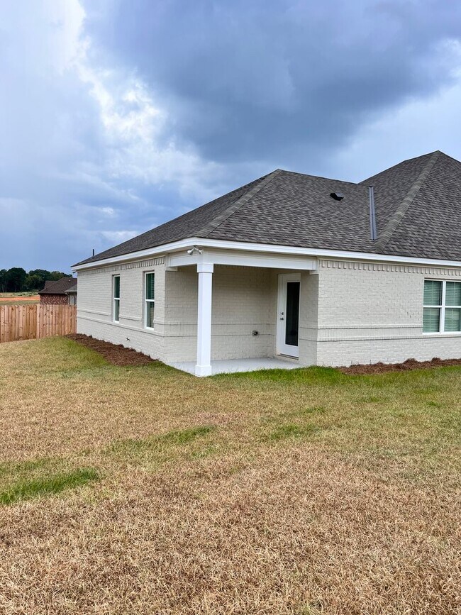 Building Photo - Available August!