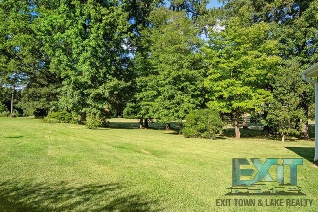 Building Photo - 2 Bedroom & 1 Bathroom Home