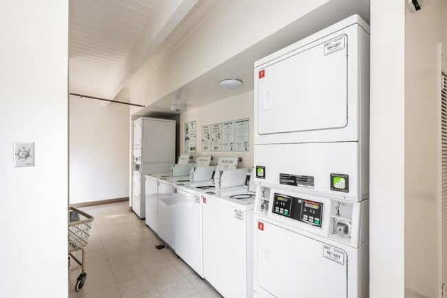 Building Photo - Gorgeous Remodeled 1BR Condominium in Sharon Heights