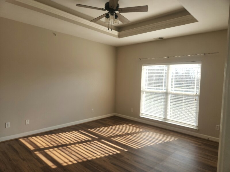 Building Photo - 885 Forest Ave