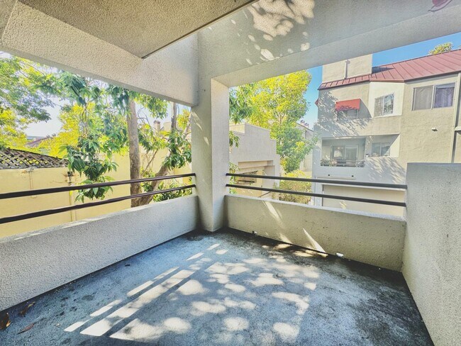Building Photo - 109 E Court Ln