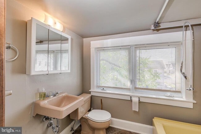 Building Photo - 427 Buttonwood St