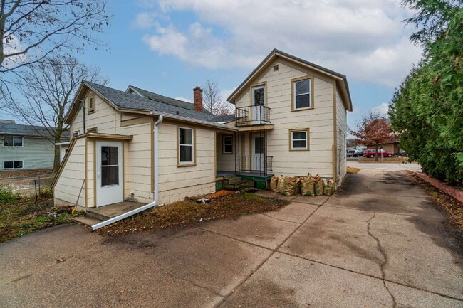 Building Photo - Updated 3-Bedroom Townhouse-Style Duplex with Modern Kitchen & Bath – Pets Welcome!