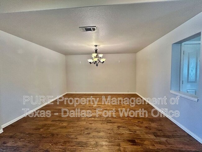 Building Photo - 511 Carnation Ln