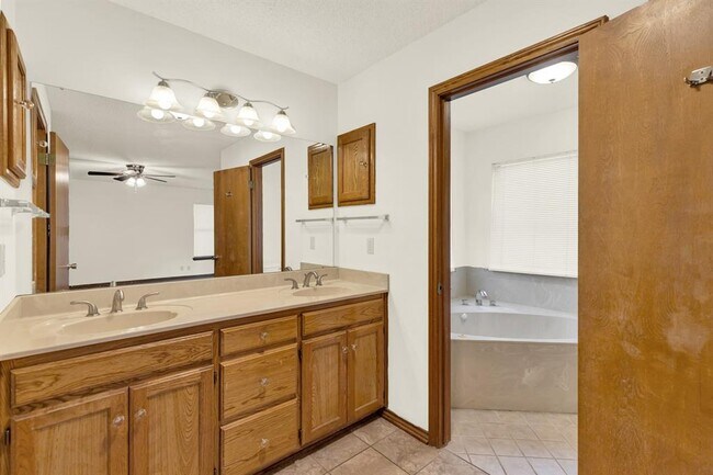 Building Photo - 850 Mission Hills Dr