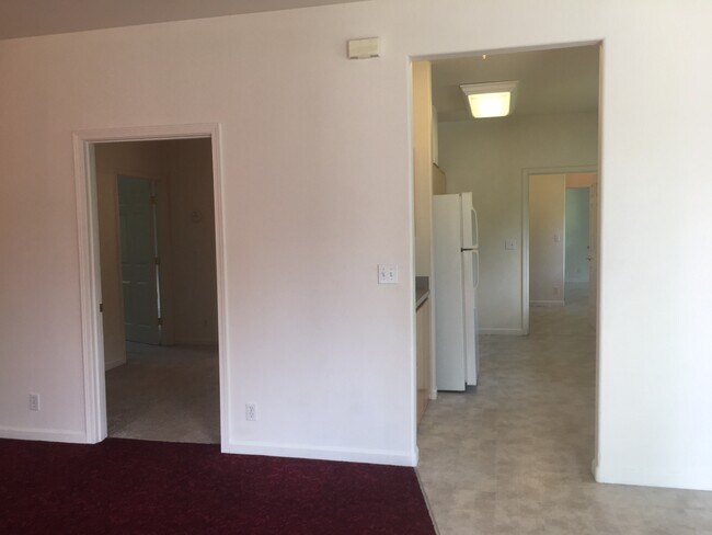 Building Photo - 6 Bedroom 2 bath House Close to Campus