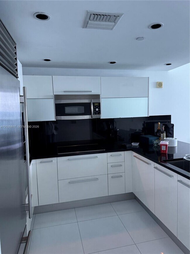 Building Photo - 17121 Collins Ave