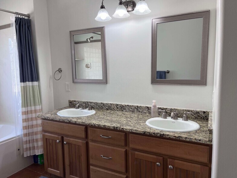 Building Photo - 639 S Appaloosa Cir
