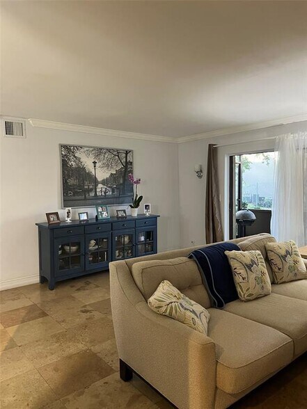 Primary Photo - 3005 N Oakland Forest Dr