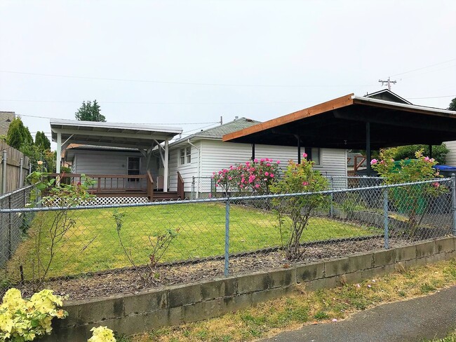 Building Photo - 3 bedroom Ramble House in Manette- Hardwoo...