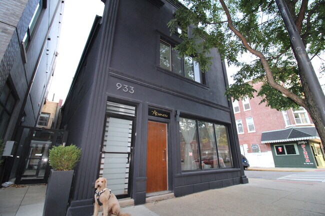 Building Photo - 933 N Ashland Ave
