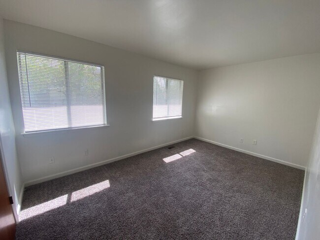 Building Photo - REDUCED!!!! 2 bedroom, 1.5 bath end unit Townhouse near Forest Hills Shopping Center and Downtown...