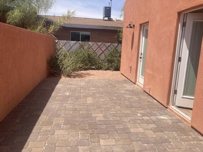 Building Photo - 1050 E Water St