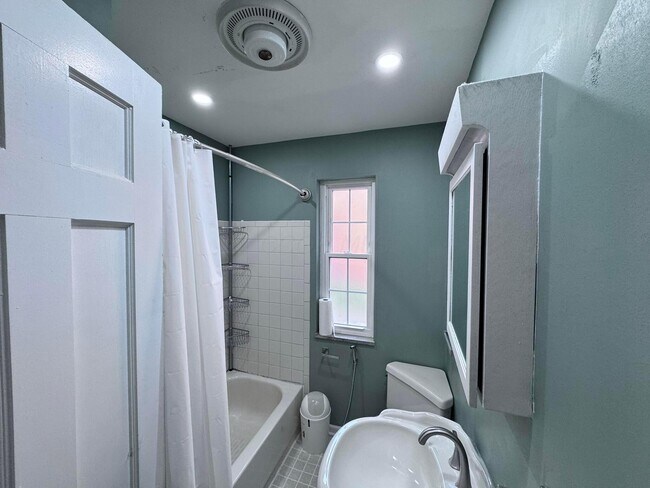 Building Photo - 2126 Harwitch Rd