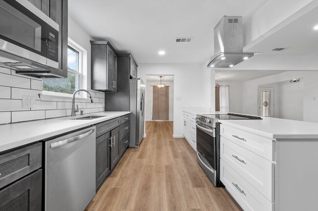 Building Photo - Fully Renovated Woodway Home