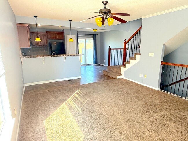 Building Photo - Great 3 Bedroom Townhome For Rent!