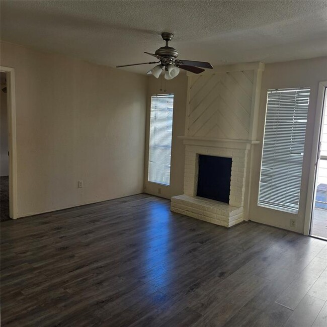 Building Photo - 2100 Wilcrest Dr
