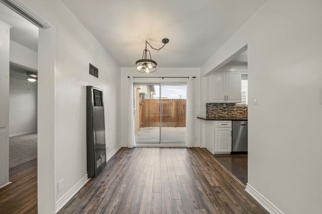 Building Photo - 2 Bed 1 Bath Updated Gated Condo Near Beac...