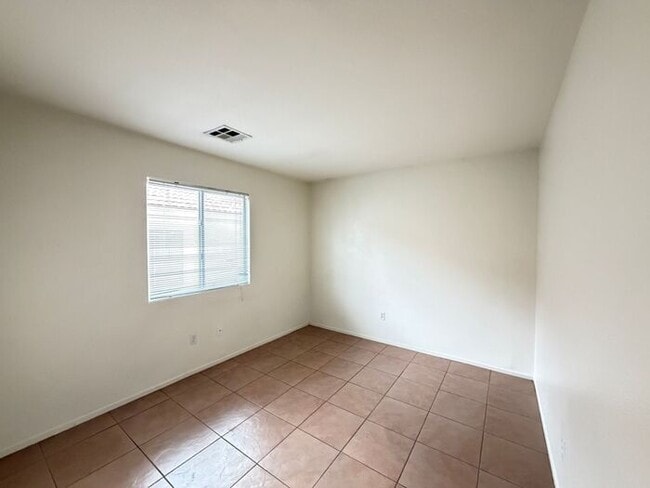 Building Photo - This proeprty has been shown before and will be leased to the first qualified applicant. To sched...