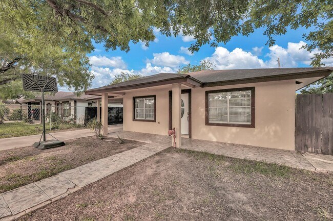 Building Photo - SPACIOUS! LOCATION!