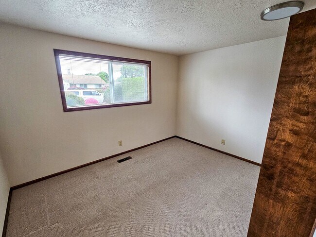 Building Photo - 3642 Meadow Park Loop NE