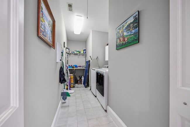 Building Photo - Gorgeous, Fully furnished 3 Bed 3.5 bath h...