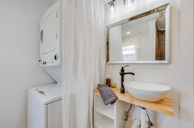 Building Photo - 253 Main St