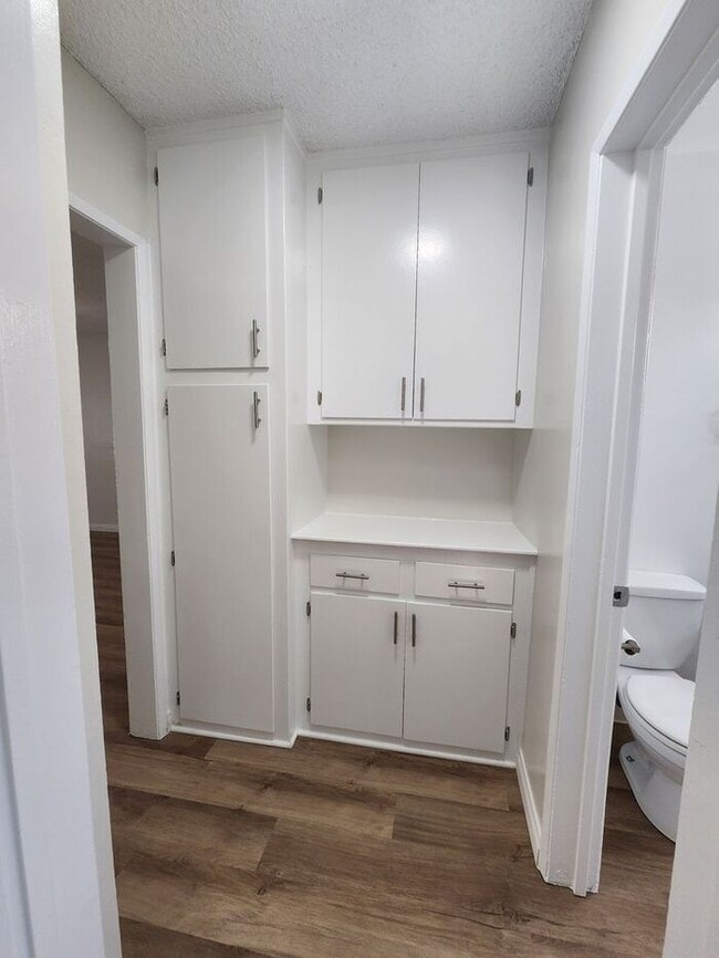 Building Photo - Updated LARGE Bright Lower One Bedroom in ...