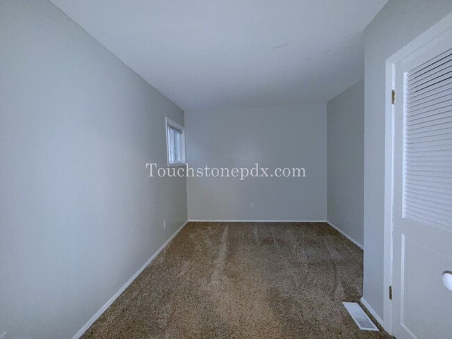 Building Photo - Bright Milwaukie Home with Deck and Large Yard!