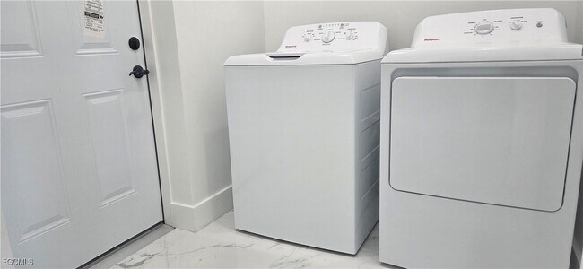 Building Photo - 306 NE 10th Terrace