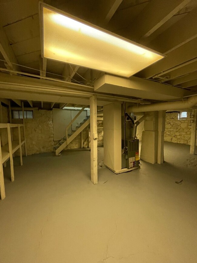 Building Photo - 4 Bedroom Home