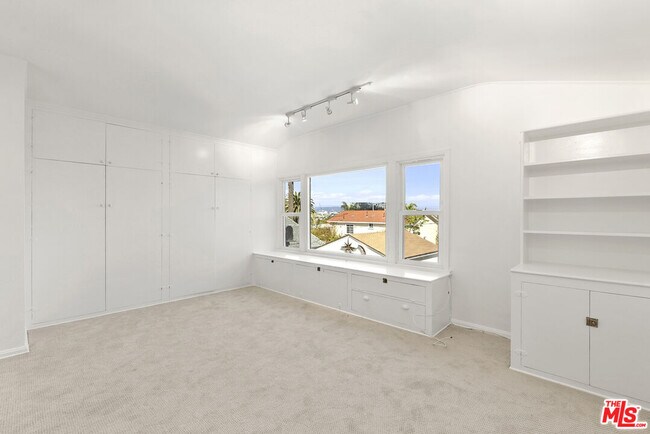 Building Photo - 1204 S Beverwil Dr