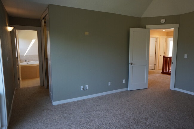 Building Photo - Stunning SW Portland (Arranmore) 4-bedroom...