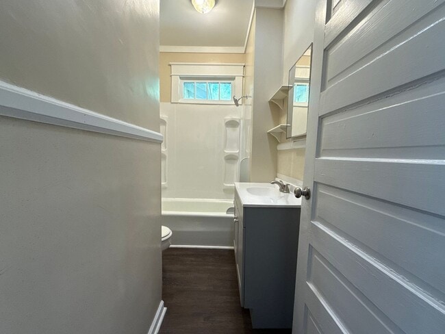 Building Photo - 3 Bedroom 1 Bath Home With Large Front Porch