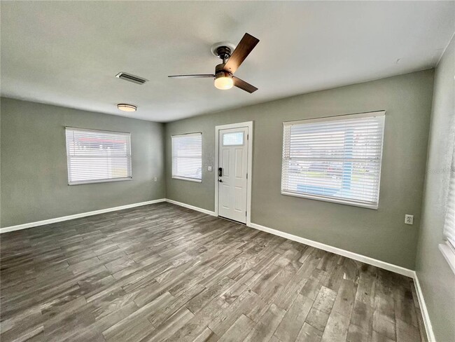 Building Photo - 107 W Minnehaha St