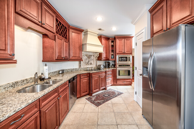 Fully stocked kitchen - 175 Wentworth St