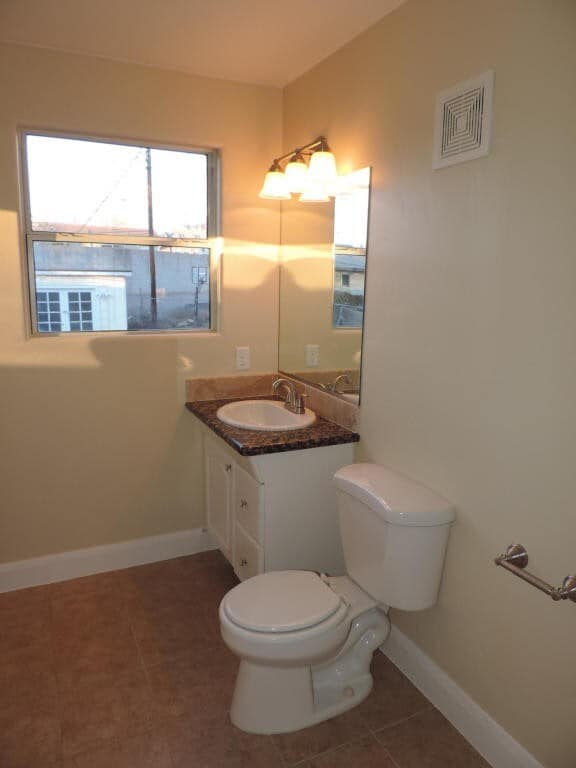 Building Photo - Dog Friendly - 4 Bedroom with Granite Counter tops.